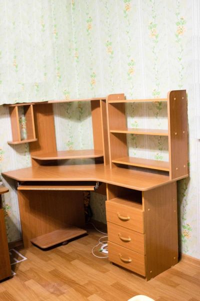 Лот: 8598154. Фото: 1. Стол компьютерный угловой, с полками... Компьютерные и письменные столы