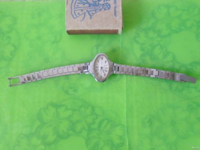 Лот: 18120812. Фото: 1. Часы женские с браслетом Чайка... Оригинальные наручные часы