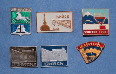 Лот: 11539267. Фото: 1. Набор, подборка значок: город... Сувенирные