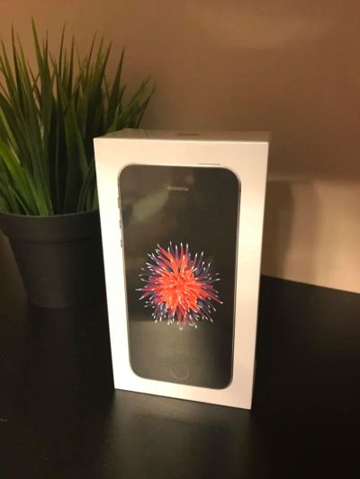 Лот: 10767088. Фото: 1. iPhone SE 32 gb, РСТ, не активирован. Смартфоны
