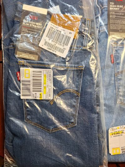Лот: 24993007. Фото: 1. Женские джинсы Levis 724 HIGH-RISE... Джинсы