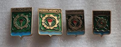 Лот: 11438261. Фото: 1. Подборка значков: город Новосибирск... Сувенирные