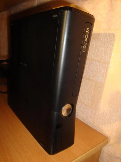 Лот: 4017988. Фото: 1. xbox 360 slim Продажа/Обмен. Игровые приставки, консоли
