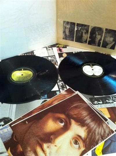 Лот: 880774. Фото: 1. THE BEATLES "WHITE ALBUM" 2LP... Аудиозаписи