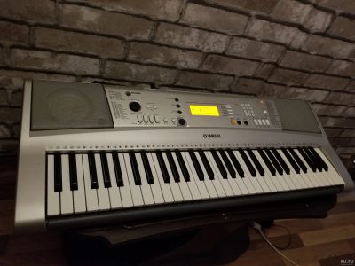 Лот: 18024343. Фото: 1. Yamaha синтезатор с чувствительностью... Клавишные