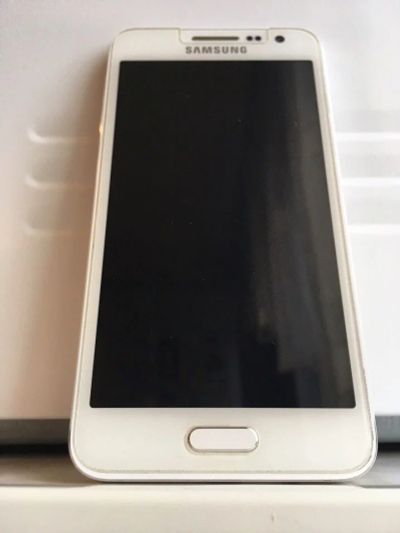 Лот: 10090516. Фото: 1. Samsung Galaxy A3 2015 Белый. Смартфоны