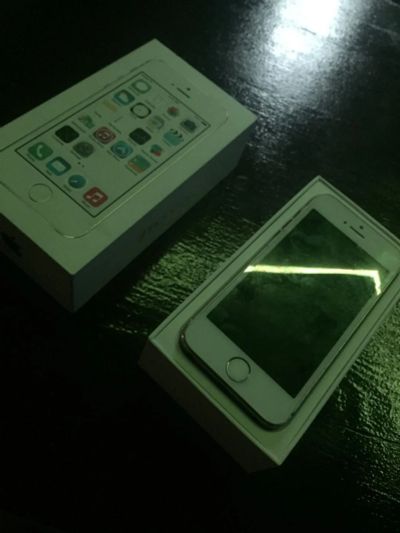 Лот: 11252293. Фото: 1. iPhone 5s. Кнопочные мобильные телефоны
