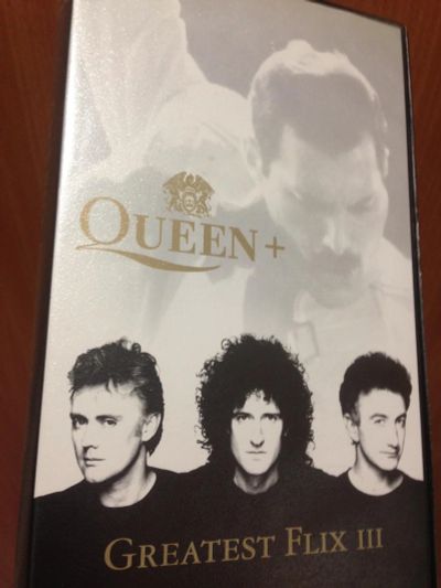 Лот: 9074705. Фото: 1. VHS-кассета Queen Greatest Flix... Видеозаписи, фильмы