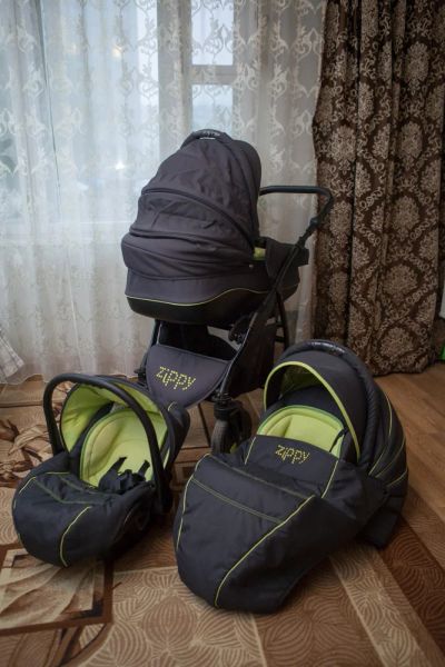 Лот: 7502577. Фото: 1. детская коляска Zippy 3 в 1. Коляски