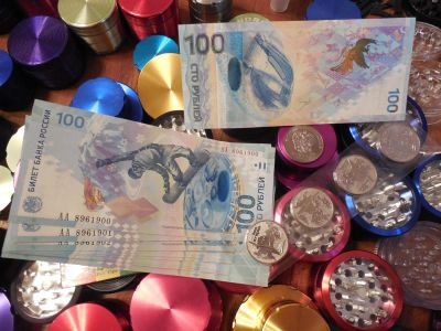 Лот: 3553360. Фото: 1. В ИДЕАЛе Банкнота 2013 года 100... Сувенирные банкноты, монеты