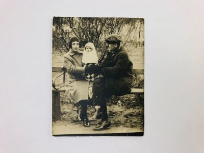 Лот: 23328252. Фото: 1. Фотография. Пара с ребенком. 1932. Фотографии