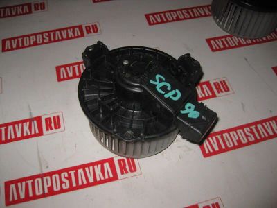 Лот: 20895925. Фото: 1. Моторчик печки Toyota Vitz SCP90... Двигатель и элементы двигателя