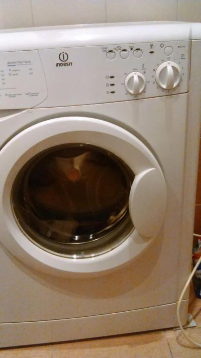 Лот: 6790635. Фото: 1. Узкая стиральная машина Indesit... Стиральные машины