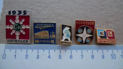Лот: 15330185. Фото: 1. Нагрудные знаки Норильск №81 значок... Сувенирные