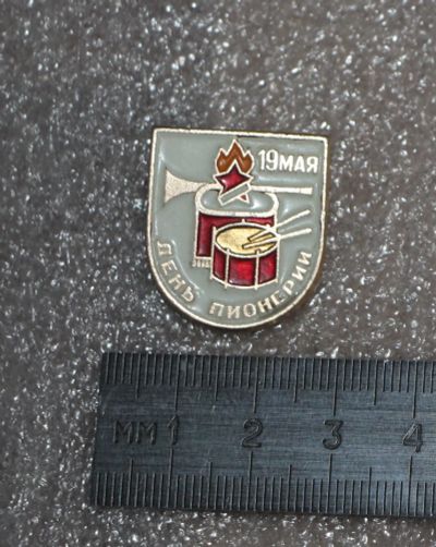 Лот: 22488801. Фото: 1. Значок: 19 мая день пионерии... Сувенирные