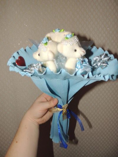 Лот: 5075089. Фото: 1. Букет из игрушек мишек 3шт на... Букеты из конфет, игрушек