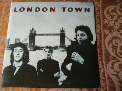 Лот: 23233076. Фото: 1. Wings. " London Town ". LP + Poster... Аудиозаписи