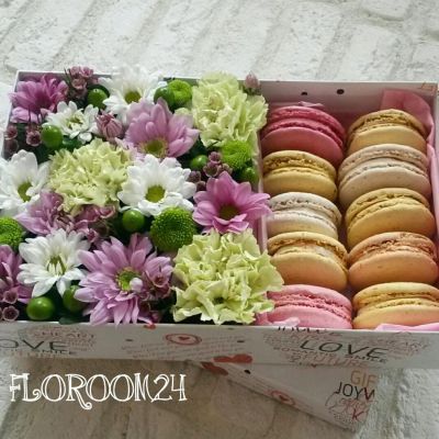 Лот: 7771362. Фото: 1. Цветочная коробочка с макаронс... Свежие цветы
