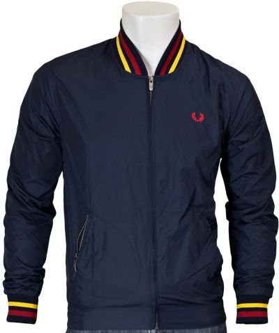 Лот: 7244985. Фото: 1. Куртка Fred Perry размер S. Верхняя одежда