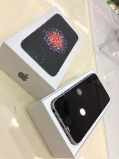 Лот: 15584972. Фото: 1. iPhone SE 32GB Space gray. Смартфоны