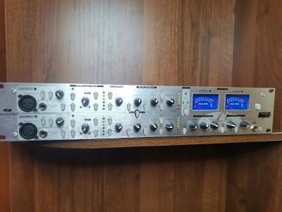 Лот: 19984652. Фото: 1. Focusrite TwinTrak Pro. Микшеры, предусилители, микрофонные эффекты