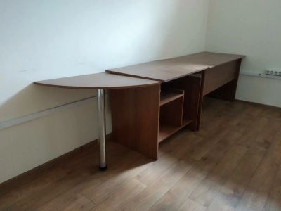 Лот: 14530533. Фото: 1. Стол офисный угловой в сборе. Компьютерные и письменные столы