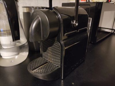 Лот: 17120116. Фото: 1. Капсульная кофеварка Delonghi... Чайники, кофемашины, кулеры