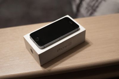 Лот: 17732332. Фото: 1. Apple iphone SE (2016) Space Gray... Смартфоны