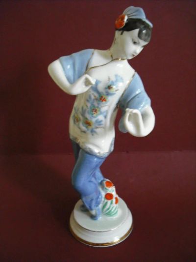 Лот: 5710651. Фото: 1. Фарфоровая статуэтка "Китаянка... Фарфор, керамика