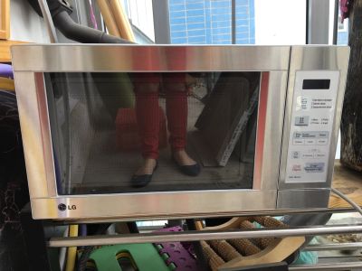 Лот: 13934665. Фото: 1. Продам микроволновую печь LG. Микроволновки, мини-печи