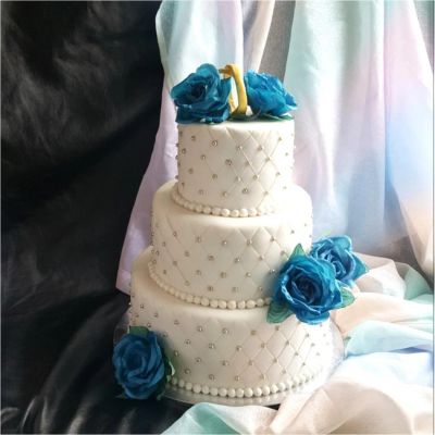 Лот: 11465651. Фото: 1. Торт свадебный с синими цветами. Торты, пирожные