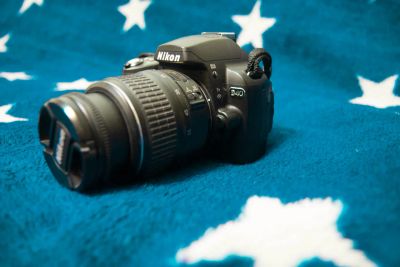 Лот: 7625073. Фото: 1. Nikon D40 + объектив + зарядное... Цифровые зеркальные