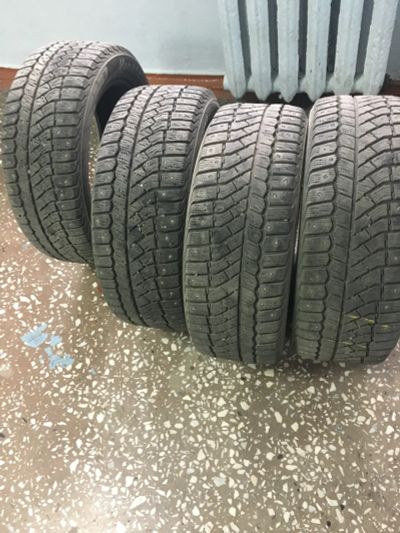 Лот: 12489907. Фото: 1. ПРОДАм зимнюю резину 215/50R17... Шины