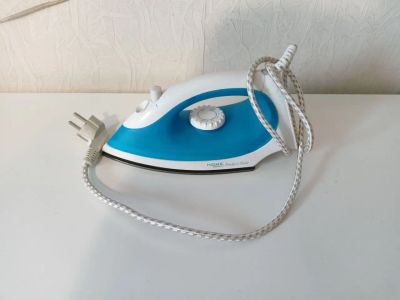 Лот: 25406275. Фото: 1. Утюг Home Element 1800Вт. Утюги, парогенераторы, отпариватели