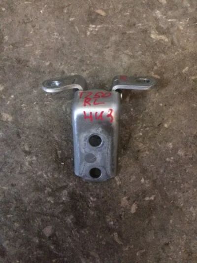 Лот: 21413586. Фото: 1. Петля двери нижняя Toyota Avensis... Двигатель и элементы двигателя