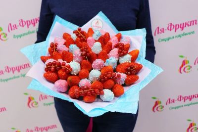 Лот: 15835103. Фото: 1. Букет из клубники &quot;Зимняя... Другое (цветы, букеты)