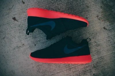 Лот: 6277884. Фото: 1. кроссовки Nike Roshe Run красная... Кеды, кроссовки, слипоны