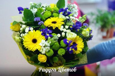 Лот: 6705635. Фото: 1. Фирменный букет от Радуги Цветов... Свежие цветы