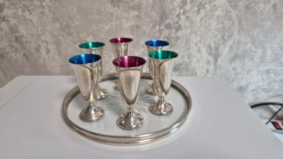 Лот: 25678723. Фото: 1. Цветные серебряные рюмки на подносе... Другое (ювелирные изделия, бижутерия, часы)