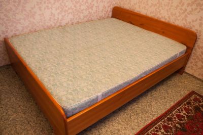 Лот: 4635532. Фото: 1. Двуспальная кровать из сосны с... Кровати