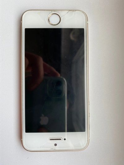 Лот: 15251345. Фото: 1. Iphone SE. Смартфоны