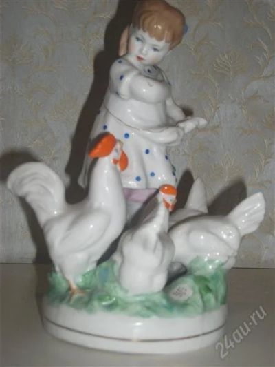 Лот: 1538139. Фото: 1. статуэтка "девочка с курами" Дулево. Фигурки, статуэтки