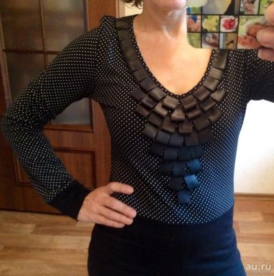 Лот: 7864507. Фото: 1. Трикотажная блуза с атласным жабо... Блузы, рубашки, водолазки