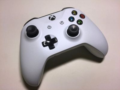 Лот: 15219953. Фото: 1. Геймпад Xbox One белый. Аксессуары для игровых приставок, консолей, геймпады