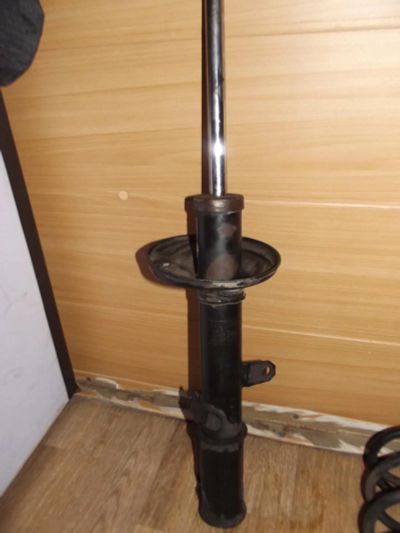 Лот: 6108587. Фото: 1. Задняя стойка Toyota Carina E... Ходовая, подвеска, рулевое управление