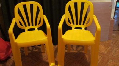 Лот: 7452848. Фото: 1. 2 пластиковых стульчика. Столики, стулья, парты
