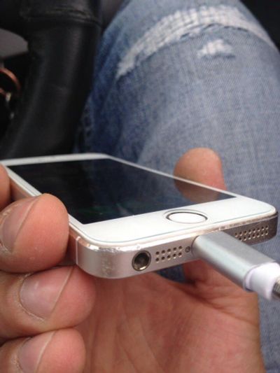 Лот: 9938774. Фото: 1. iPhone 5s 16gb gold. Смартфоны