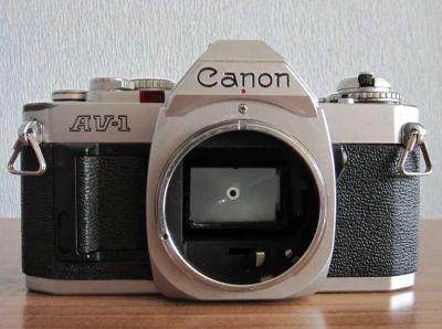 Лот: 25396939. Фото: 1. Фотоаппарат плёночный Canon AV-1... Плёночные компактные