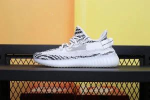 Лот: 14372025. Фото: 1. Кроссовки Adidas Yeezy 350 V2... Кеды, кроссовки, слипоны