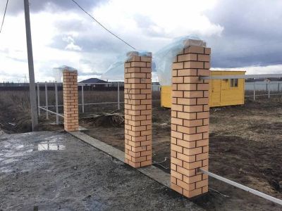 Лот: 16250619. Фото: 1. Укладка кирпичных заборных столбов. Ворота, заборы, шлагбаумы